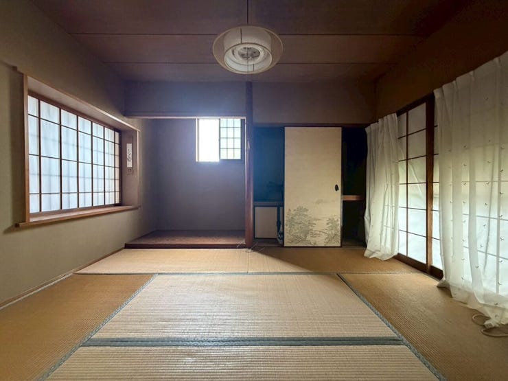 大きな押し入れが付いているので、お布団や季節物の収納もバッチリ!3方向から光が入る暖かみのある空間です♪