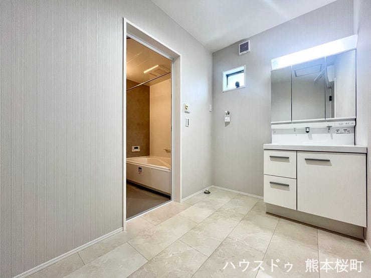 ■清々しいリフレッシュ空間■自分を磨き、気持ちを切り替える。心地よい光が差し込むプライベートスペース。