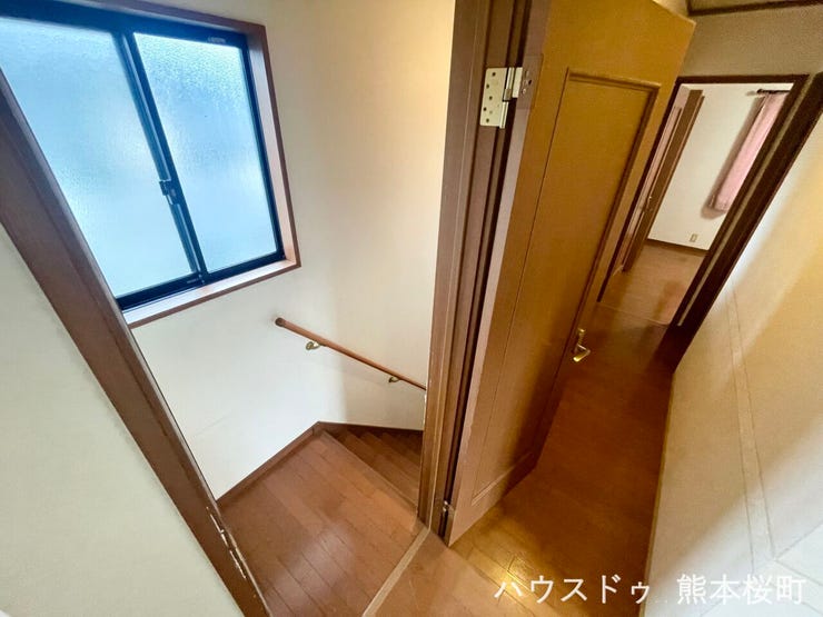 ■暮らしを繋ぐ、明るい動線■採光窓から光が差し込み、足元を優しく照らす。安全で快適な、家族の生活を支える縦の繋がりです。