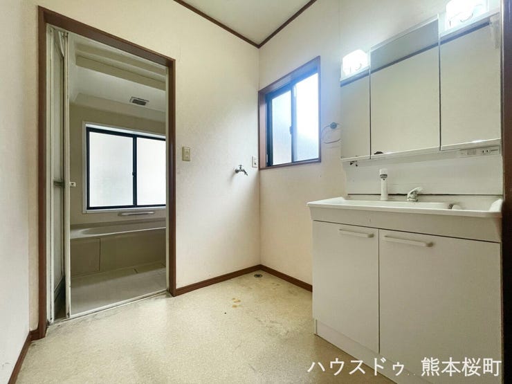 ■清々しいリフレッシュ空間■自分を磨き、気持ちを切り替える。心地よい光が差し込むプライベートスペース。