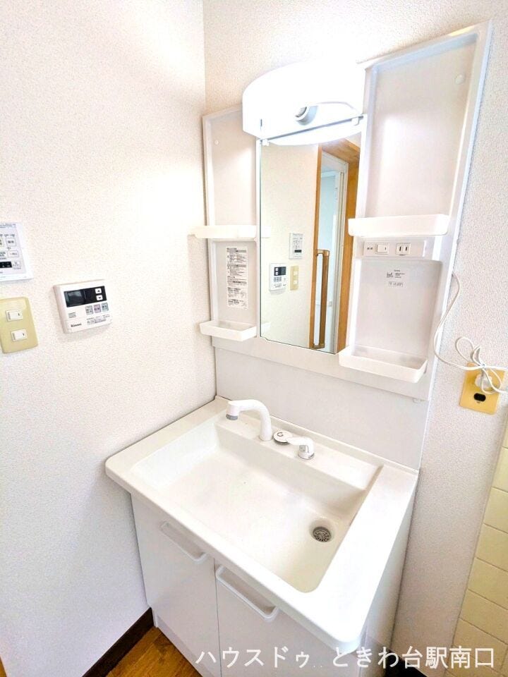 三面鏡付きの機能的な洗面化粧台。足元には収納スペースもあり、洗面小物をまとめて保管できる便利な仕様です。