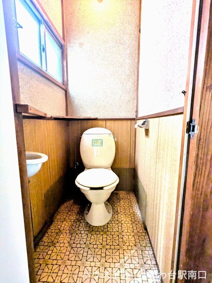 窓から自然光が入る明るいトイレ空間。木のぬくもりを感じる壁面が、落ち着いた印象を与えてくれます。