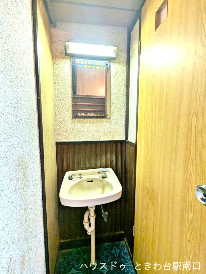 廊下の一角に設けられたコンパクトな手洗いスペース。帰宅後すぐに手が洗える、衛生面に配慮された配置です。