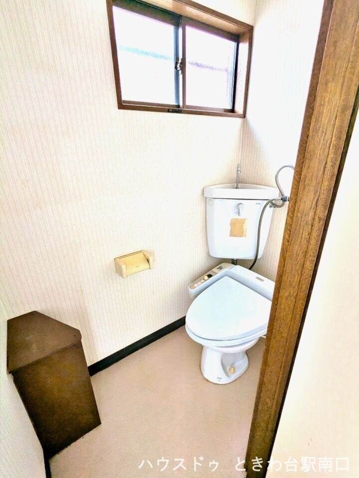 温水洗浄便座付きのトイレを完備。窓もあり換気がしやすく、清潔で快適なプライベート空間となっています。