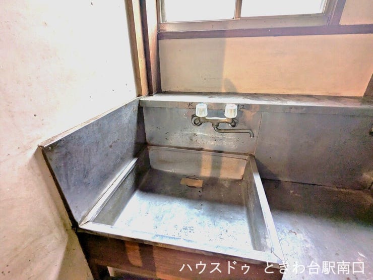 ステンレス製のシンプルな流し台。サブキッチンや作業台としてなど、用途に合わせて便利に活用いただけます。