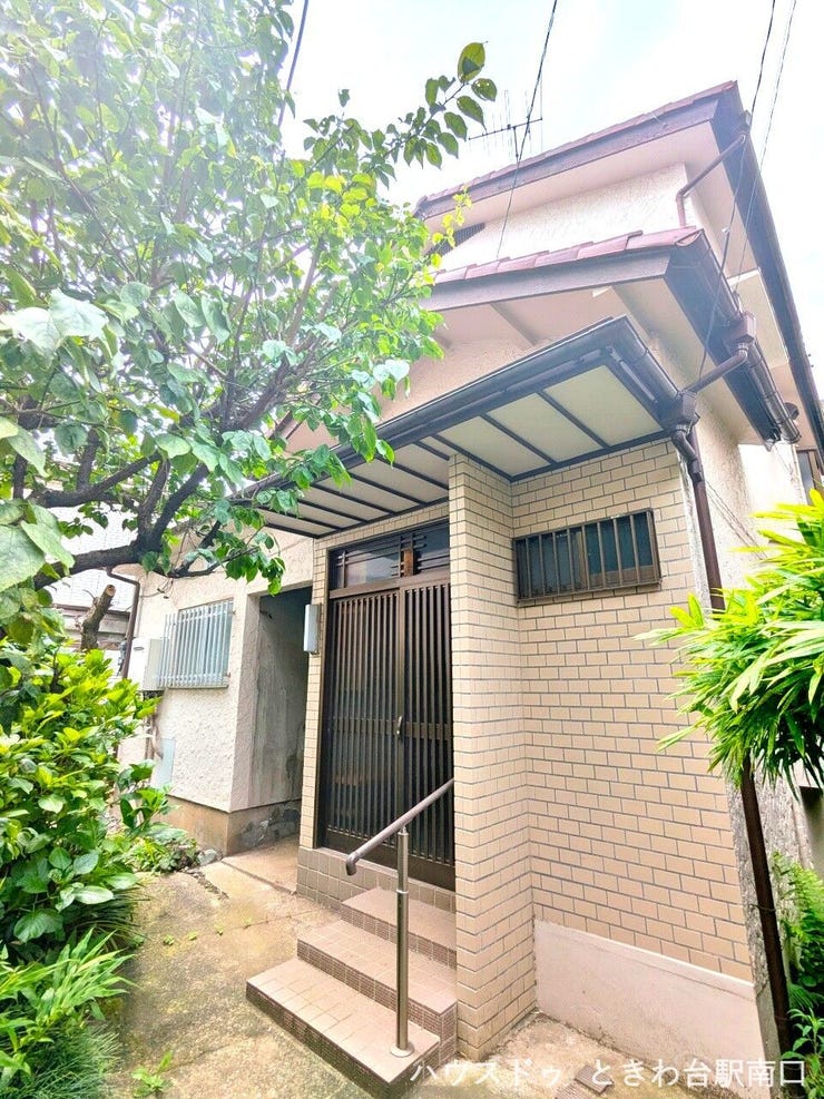 【外観】
穏やかな住宅街に佇む、瓦葺きの風情ある外観。玄関前にはタイルのアクセントが施された趣のある佇まいです。