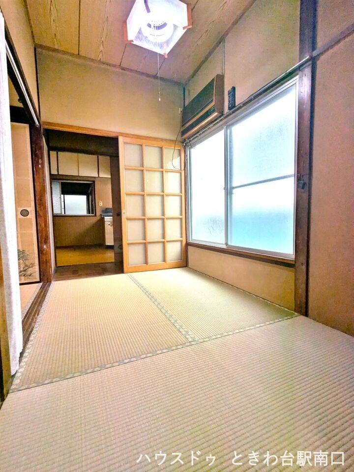 落ち着いた雰囲気の和室。畳の香りに包まれながら、ゆったりとした時間を過ごせる心地よいお部屋です。