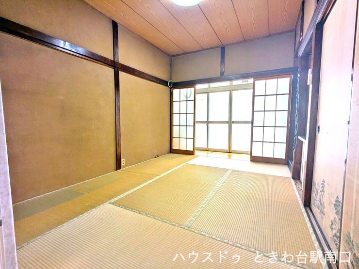 キッチンに隣接した便利な和室。家事の合間の休憩や、お子様の遊び場としても重宝する使い勝手の良い配置です。