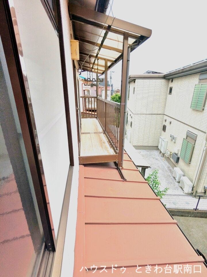 日当たりの良いバルコニー。洗濯物を干すのに十分なスペースがあり、毎日の家事もスムーズに捗ります。