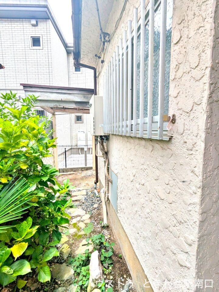 敷地の脇には、外部機器の設置やメンテナンスに利用できるスペースが確保されており、風通しも良好です。