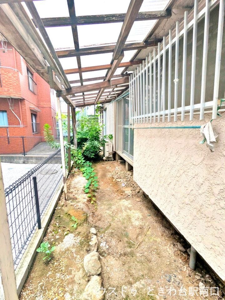 雨除けのある勝手口付近のスペース。ガーデニング用品の保管など、多目的に活用できるゆとりがあります。