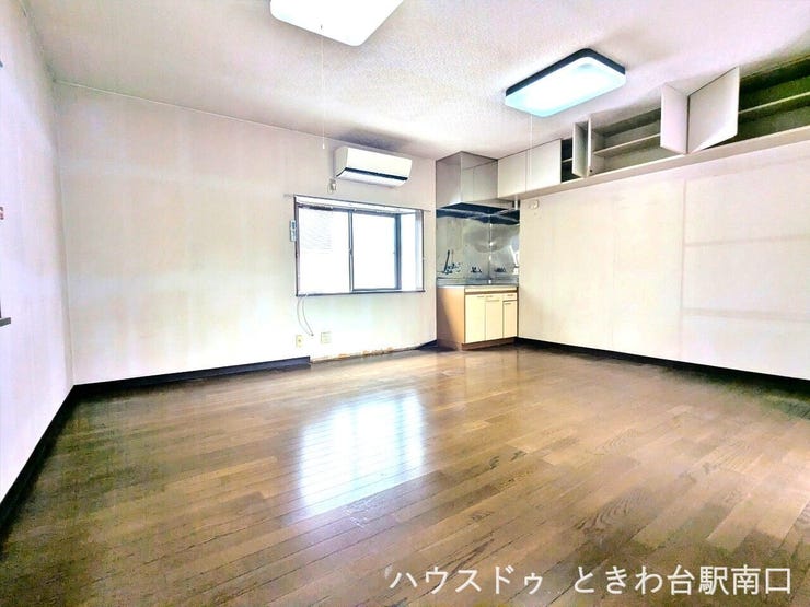 広々とした約13.7帖のフローリングのお部屋。家具の配置がしやすく、家族が集まる憩いの場として適しています。