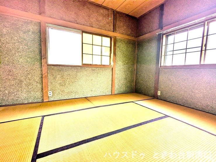 独立性の高い和室は、書斎や趣味の部屋としても適しています。静かな環境で作業に集中できるプライベート空間です。