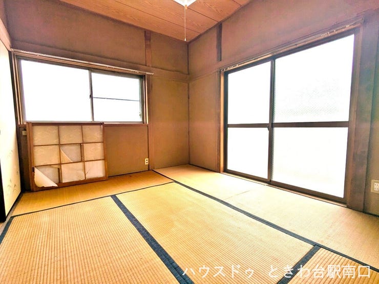 2箇所の窓から光と風が通り抜ける心地よい和室。日当たりが良く、日中は自然な明るさの中で過ごせます。