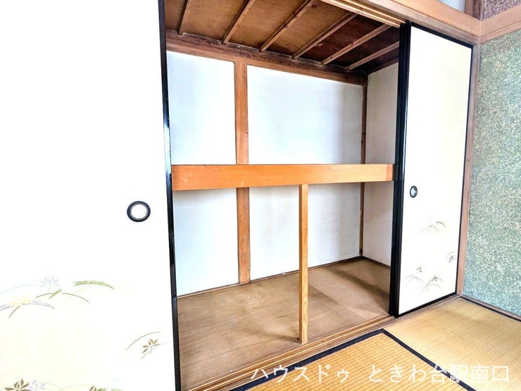 奥行きのある押入れ収納。中段で仕切られており、大きな荷物や季節家電なども効率よく整理して収められます。