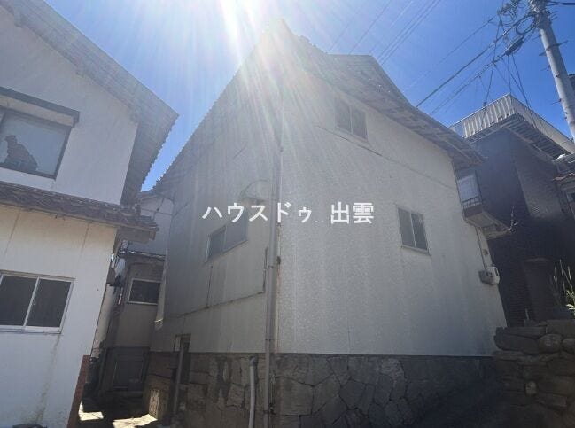 外観の違う方向から撮った写真です。雛段になっている場所に建つお家です。家から海が見え、海水浴や釣りを身近に楽しめる環境です。
