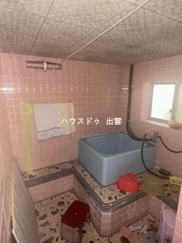浴室は湿気がたまりやすく、換気扇だけではどうしてもカビが出てしまいやすい場所。窓があるだけで、あっという間に換気ができますのでお風呂の掃除も気持ちが良いです。