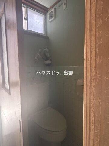清潔感あふれる快適なトイレ。毎日使う場所だからこそ、快適さと使いやすさにこだわりました。手洗い付きの温水洗浄便座なので、衛生面も安心です。窓があるというのも良いですね。