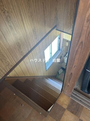 階段は窓付きで明るく、換気も良好。2階から見た写真ですが、まっすぐな階段なので上り下りしやすいです。