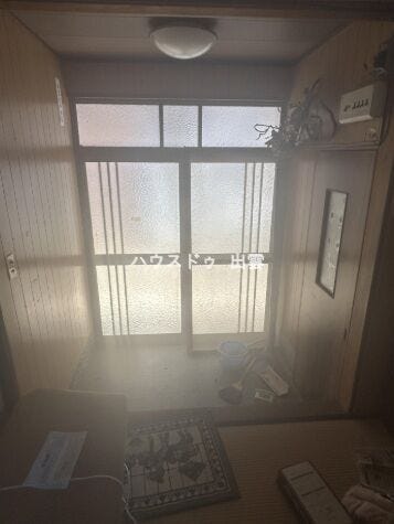 温かみのある玄関は、帰宅するたびにほっと落ち着ける空間。収納力のあるシューズボックスなども置けそうな広さです。