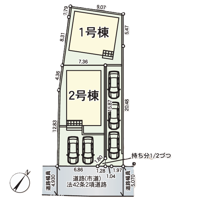 全2棟の新築戸建。1号棟は独立性の高い奥まった配置で、北東側スペースに縦列での駐車が可能です。手前の2号棟は出し入れしやすい並列2台分を確保。南東側の前面道路は幅員約4.9m以上の市道です。