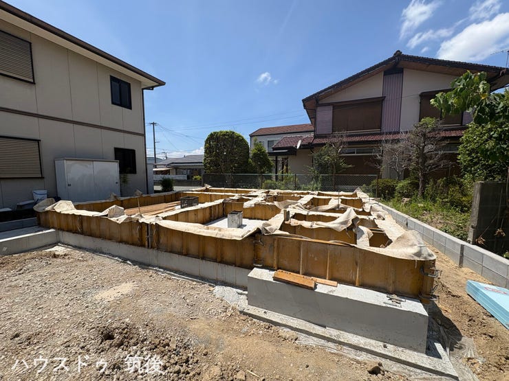 現在、基礎工事が順調に進行している1号棟の現地写真です。お住まいが建ち上がる様子や実際のサイズ感を間近でご確認いただけます。建築中の今だからこそ見られる構造の様子をぜひ現地でご覧ください。