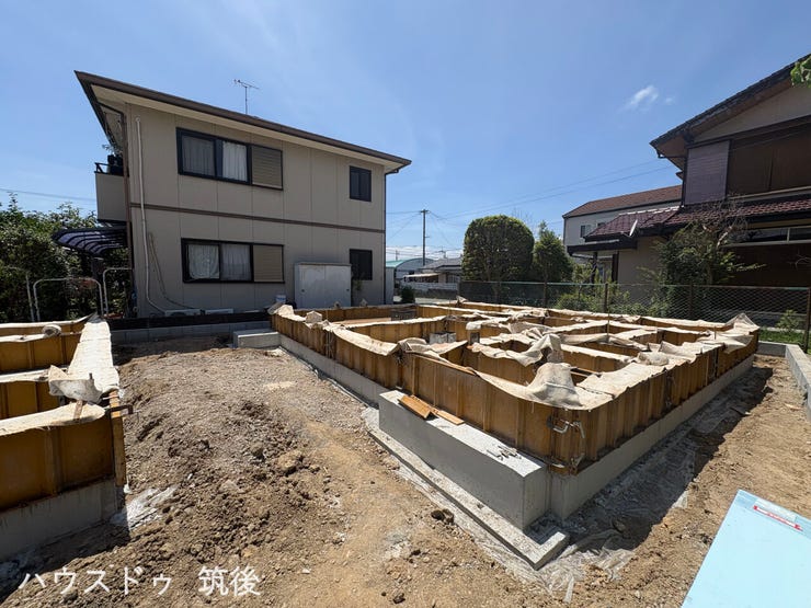 敷地の奥側に位置する1号棟は、前面道路からの通り抜けの視線が気になりにくく、静かに落ち着いて暮らせる配置が魅力です。北東側の通路スペースには縦列で駐車が可能。詳細はお気軽にお問い合わせください。