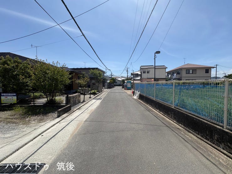 【前面道路】幅員約4.9m~5.0mのすっきりと舗装された南東側市道です。前方の見通しが良くゆとりがあるため、対向車とのすれ違いや、毎日の敷地へのバック駐車なども落ち着いてスムーズに行えます。