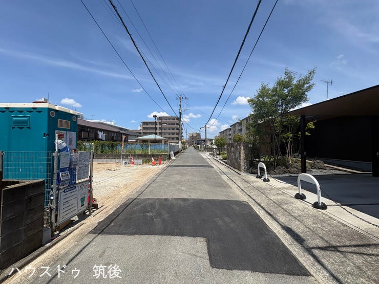 【前面道路】反対側から撮影した南東側の道路環境です。幅員約4.9m~5.0mあり、すっきりと舗装されています。視界を遮るものが少なく見通しも良好です。