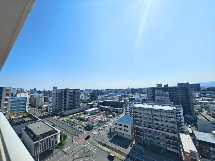 目の前に広がる圧倒的な開放感。青空と都市が織りなす大パノラマを、自宅のバルコニーから毎日眺めることができます。日々の生活にゆとりと心地よい刺激を与えてくれる、特別な眺望です。