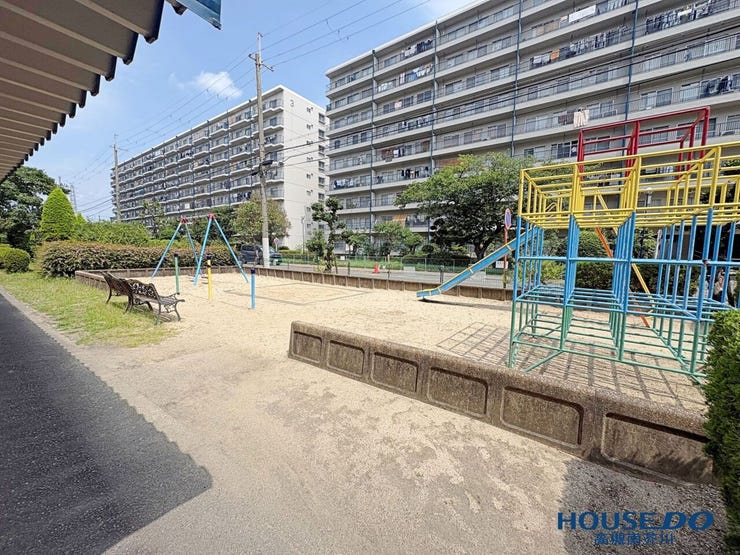 お子様と日常的に遊びに行ける近隣の公園。豊かな緑と遊具が揃い、のびのびと体を動かせる環境が、子どもの健全な成長を優しく見守ります。