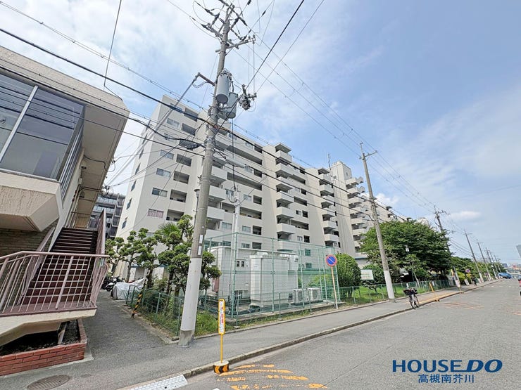 【外観】
昭和48年築を感じさせない、どっしりとした佇まいのSRC造・総戸数108戸の大規模マンション。管理体制も良好で、住まいの資産価値を優しく守り続けます。