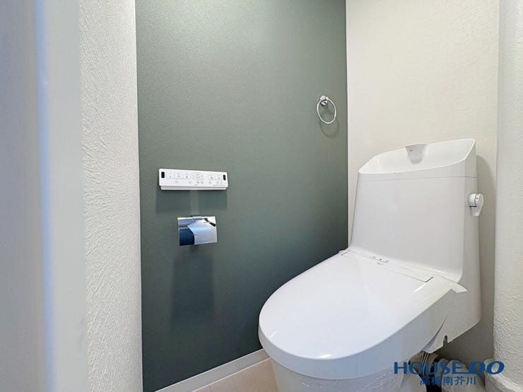 グリーン調のアクセントクロスが映えるスタイリンスなトイレ空間。温水洗浄便座も新調済で、毎日を快適にお過ごしいただけます。ペーパーホルダーなどの小物も新調されています。