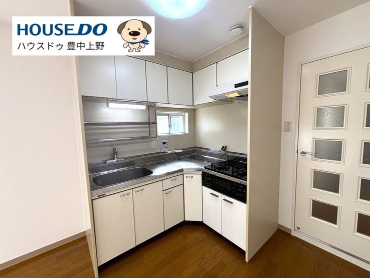 使い勝手の良いL型キッチンは収納が多く、調理スペースもゆったり。3口コンロで同時調理ができ、毎日の家事が快適になります。