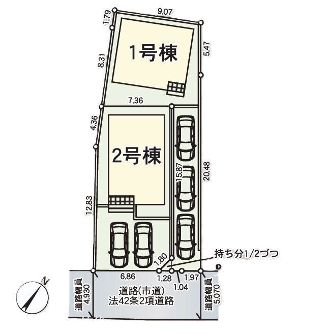 全2棟の新築戸建。1号棟は独立性の高い奥まった配置で、北東側スペースに縦列での駐車が可能です。手前の2号棟は出し入れしやすい並列2台分を確保。南東側の前面道路は幅員約4.9m以上の市道です。
