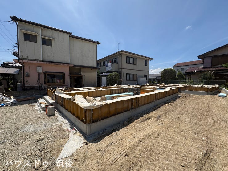 幅員約4.9m以上の南東側市道に面した2号棟の様子です。建築中の今だからこそ確認できる構造の様子など、お気軽にご見学ください。