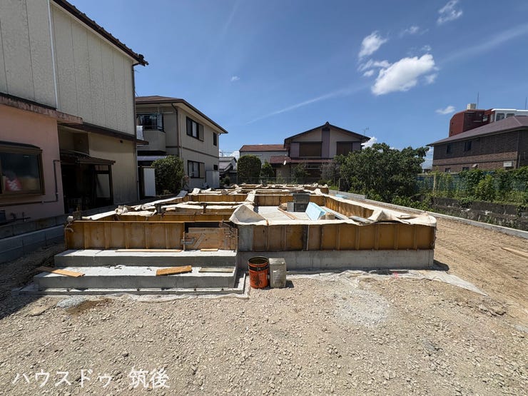2号棟の基礎工事を正面側から捉えたお写真です。建築中の今だからこそ確認できる構造の様子など、お気軽にご見学ください。