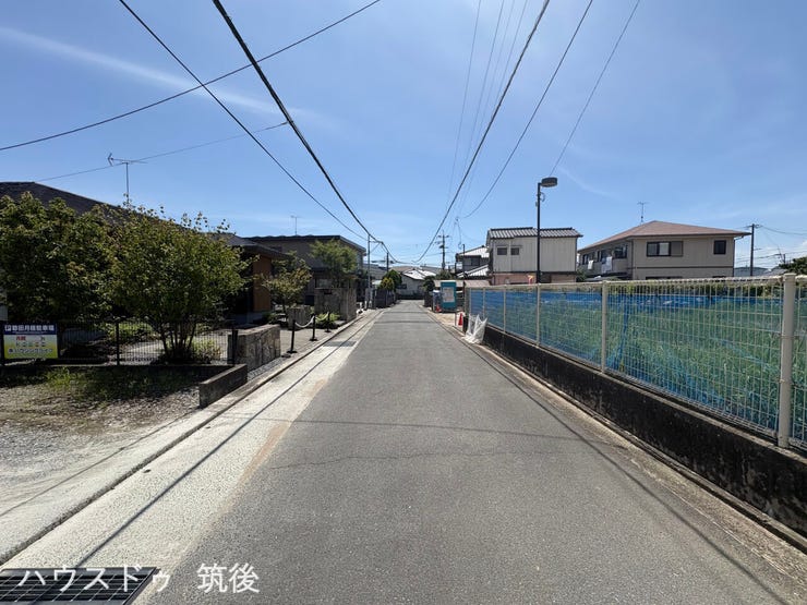 【前面道路】幅員約4.9m~5.0mのすっきりと舗装された南東側市道です。前方の見通しが良くゆとりがあるため、対向車とのすれ違いや、毎日の敷地へのバック駐車なども落ち着いてスムーズに行えます。