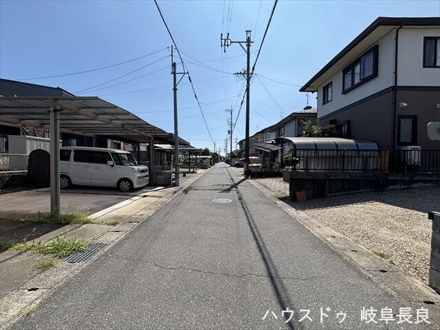 ≪北側東向き≫幅員約4mの前面道路です。車がすれ違うには厳しい道幅ですが、車は速度を控えるのでお子様にも安全です。