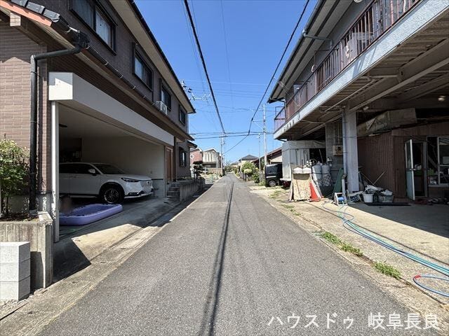 ≪北側西向き≫穏やかな住宅街に位置する約4mの前面道路。現地で街並みや住環境の魅力をぜひご覧ください。