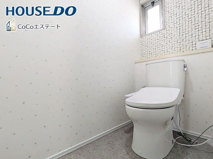 □■トイレ■□
温水洗浄便座付きトイレ♪
冬場や冷え込む時期にもお尻を温かく快適に保ちます。
また、汚れにくく掃除しやすい設備です。