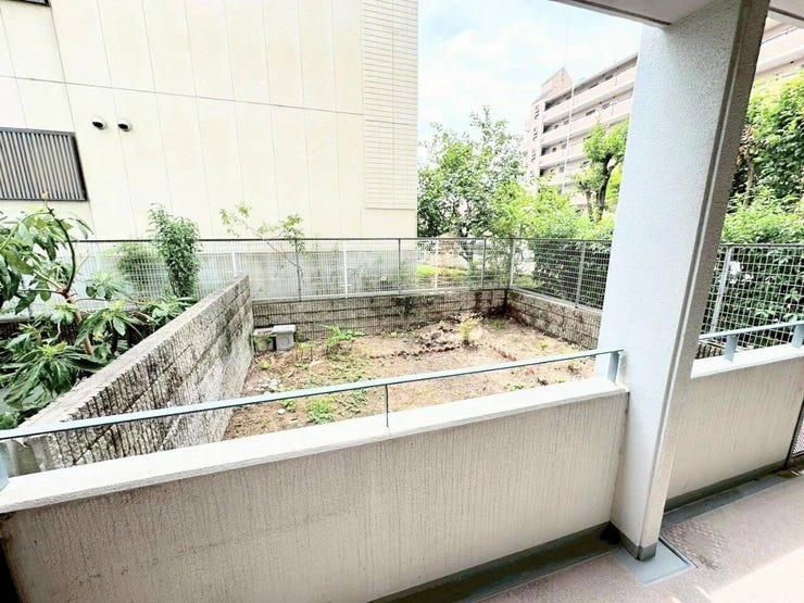 しっかりとしたコンクリート壁とフェンスで囲まれた専用庭付きの1階住戸構造です。視界が外へゆるやかに抜けるため、室内にいるときにも開放的な気分を味わえます。