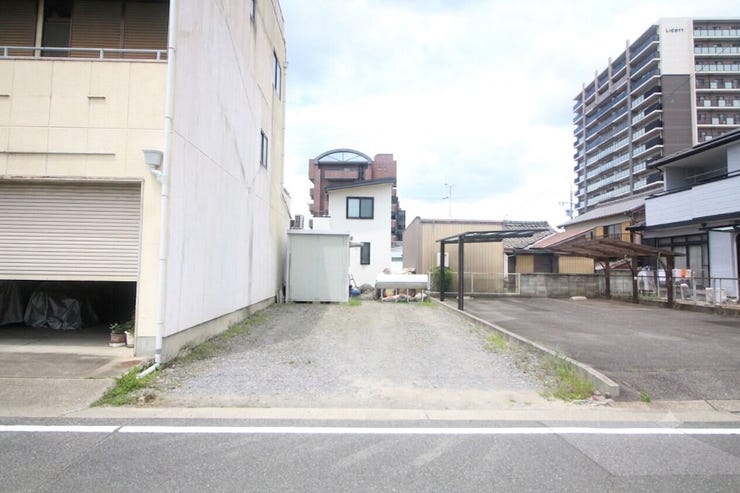 【外観】
名鉄名古屋本線「岡崎公園前」駅まで徒歩約13分で、電車のご利用にも便利な立地です。