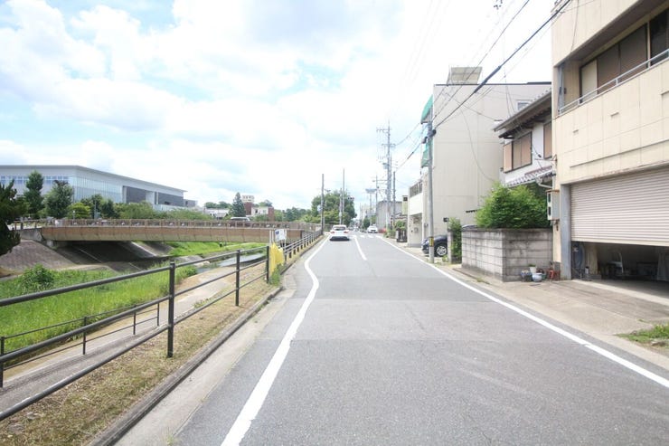 前面道路幅員約6.3mです。対向車がきてもすれ違うことができるので安心です。