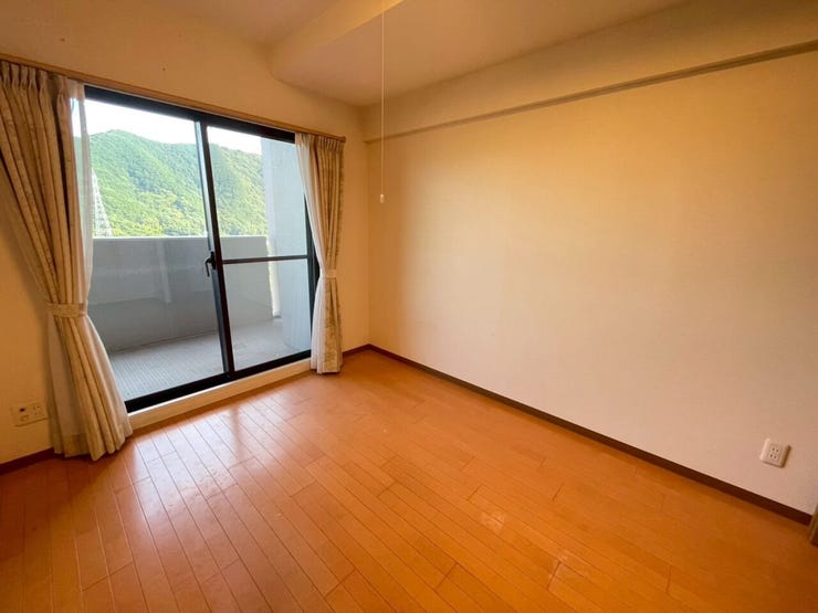 南東向きバルコニー側の洋室でとても明るいです
