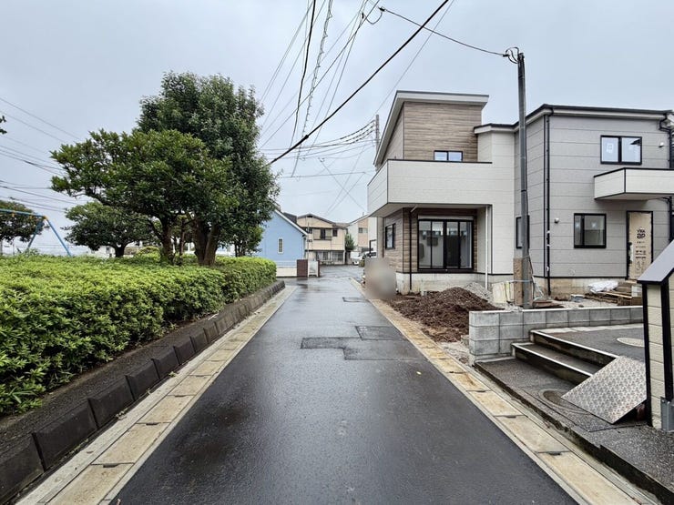 車通りがさほど多くないため、車は敷地内に入れやすいと思います!