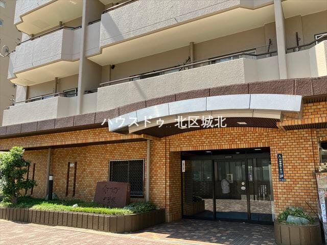 あたたかみのあるオレンジのレンガ調エントランスが魅力♪屋根付きだから雨の日も安心で、毎日の出入りが快適です!