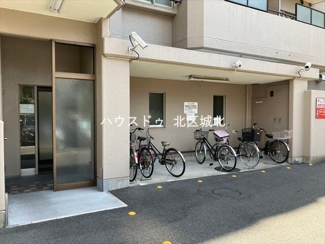 宅配ボックスが設置されています。留守がちなご家庭でもいつでも気兼ねなく荷物が受け取れます。