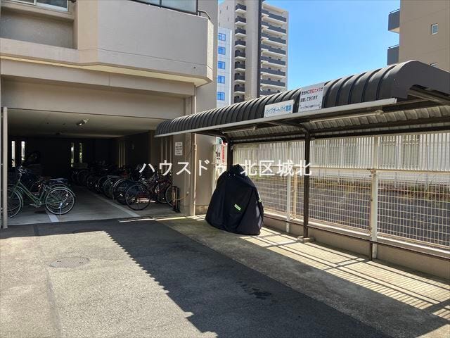 駐車場は平面ですので車の出し入れに時間もかかりません。