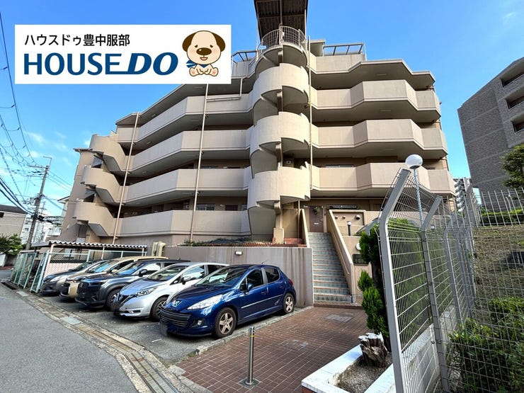 北大阪急行・大阪モノレール「千里中央駅」徒歩7分のロケーション。スーパー、コンビニ、ドラッグストアが徒歩圏に揃い、マイ西の生活が便利な住環境です。